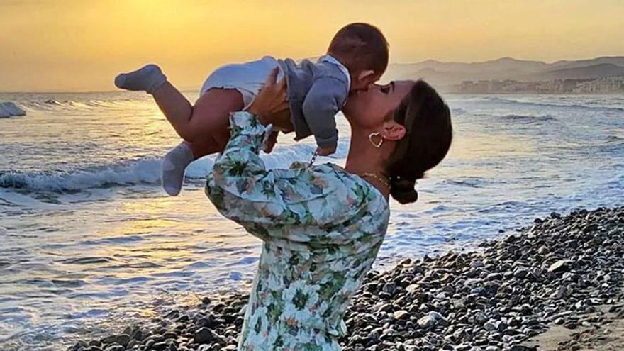 Paula Echevarría besa a su hijo recién cumplidos los seis meses. | Instagram