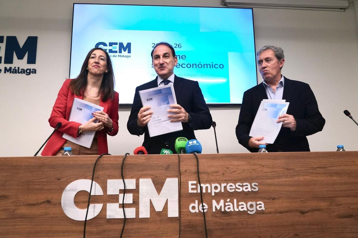 El presidente de la Confederación de Empresarios de Andalucía (CEA) y de la malagueña CEM, Javier Gonzálerz de Lara, en el centro de la imagen.