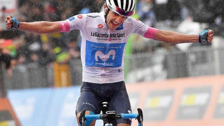 Richard Carapaz celebra su victoria de ayer en el Giro.