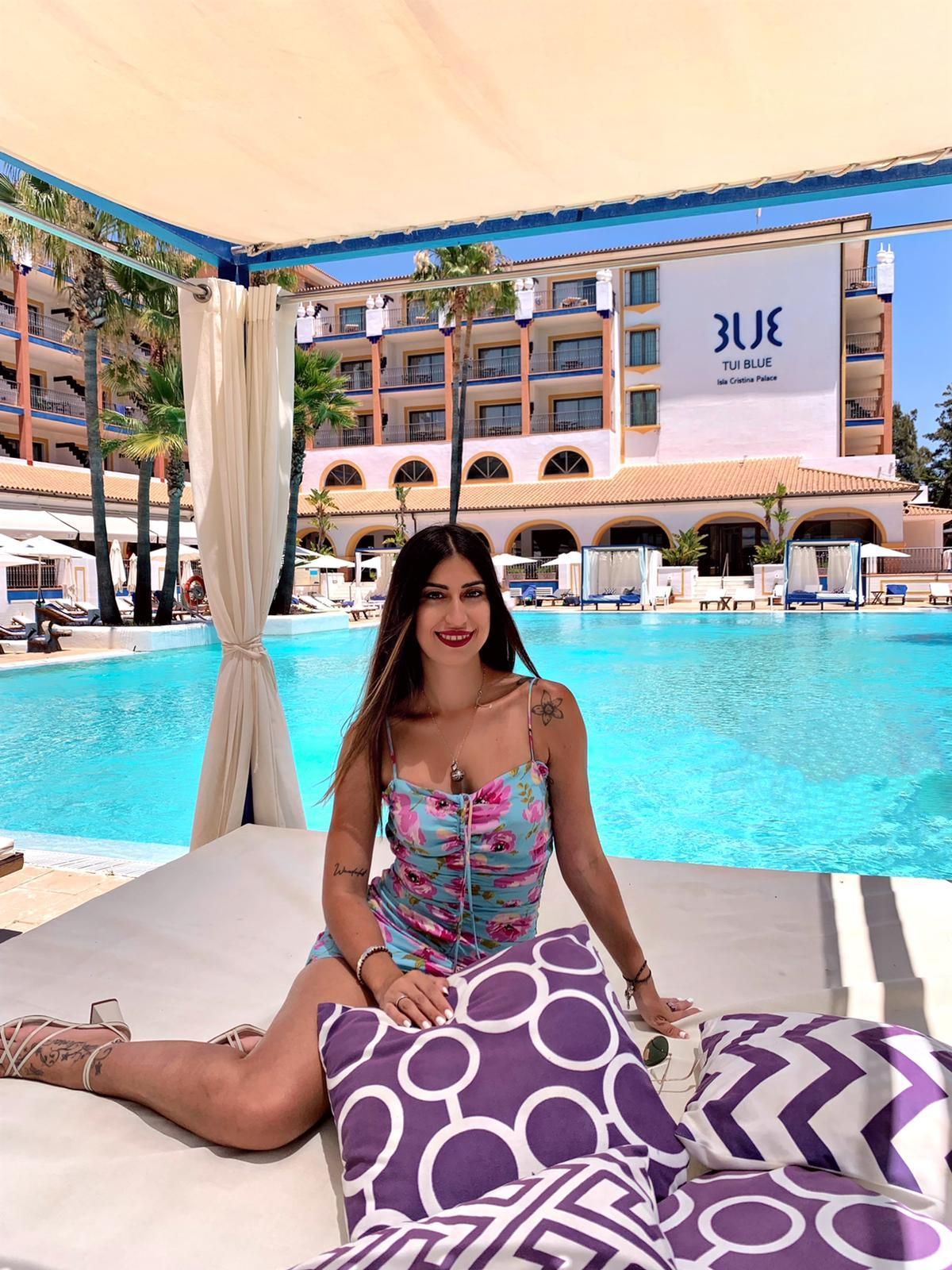 La tinerfeña Tirsa García posa en la piscina del Hotel Tui Blue Isla Cristina Palace