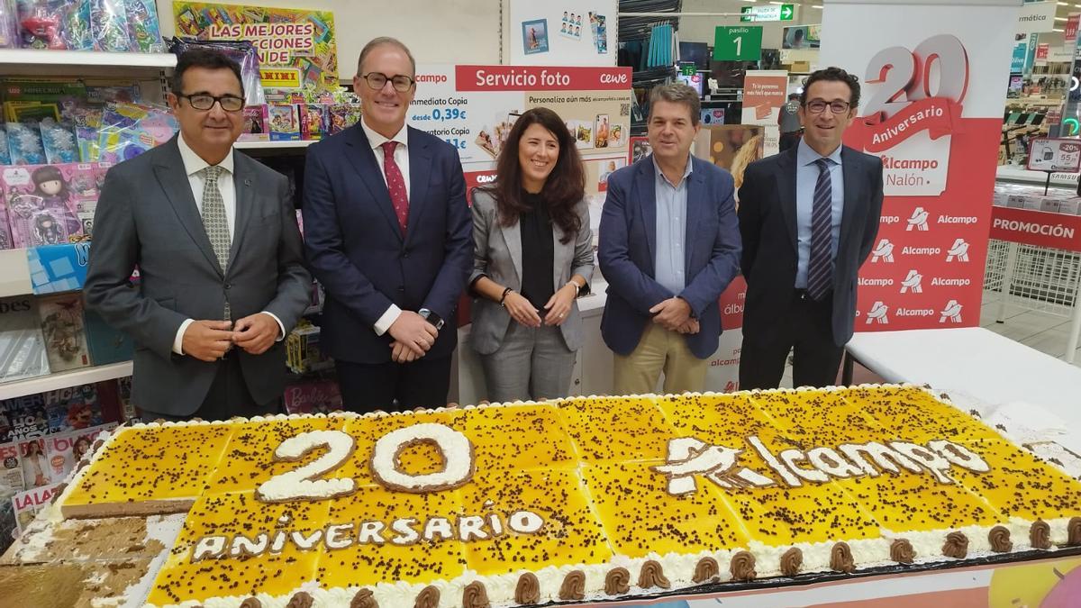 Por la izquierda, Zapico, Iglesias, Santos, Ardines y López, con la tarta de cumpleaños