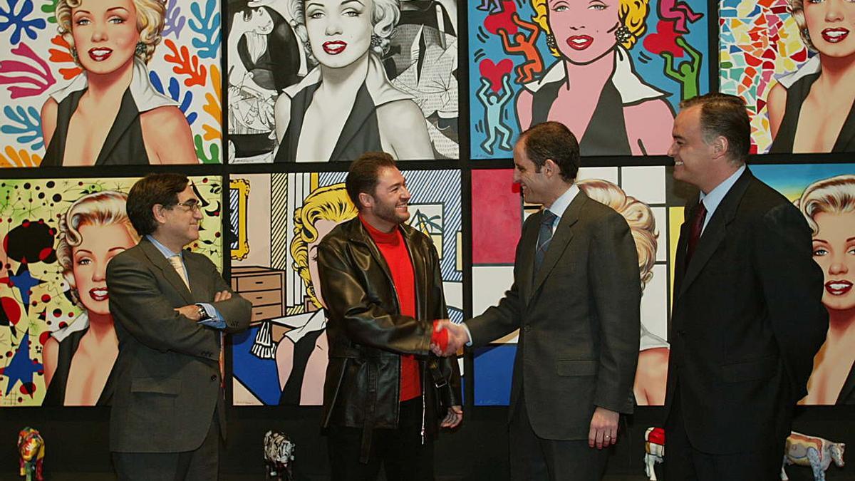 Antonio de Felipe y Francisco Campsa principios de los 2000 con varias pinturas de Marilyn Monroe.