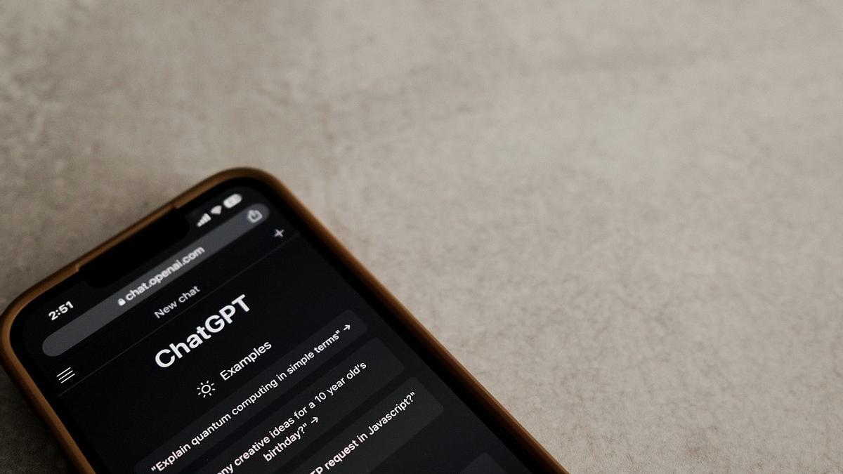 La aplicación ChatGPT en un teléfono móvil.