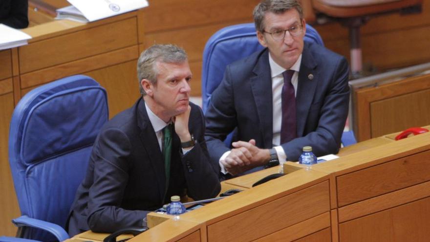 Rueda y Feijóo, en el Parlamento, ayer. // Xoán Álvarez