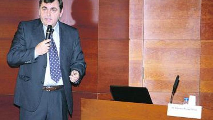 El doctor Francisco Vizoso, durante una conferencia en el Colegio de Médicos.
