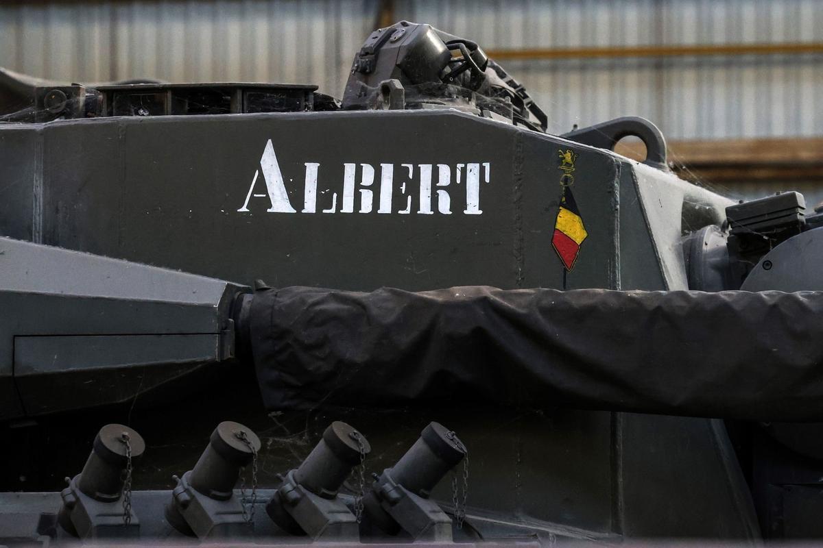 Líneas de tanques Leopard 1 de fabricación alemana en un hangar de OIP Land Systems SA en Tournai, Bélgica