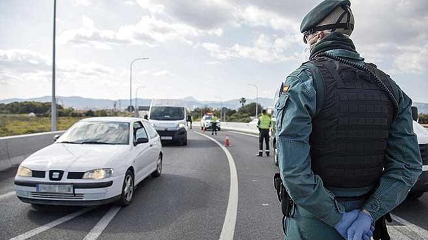 Agentes de la Guardia Civil, durante un control en una carretera de Mallorca.