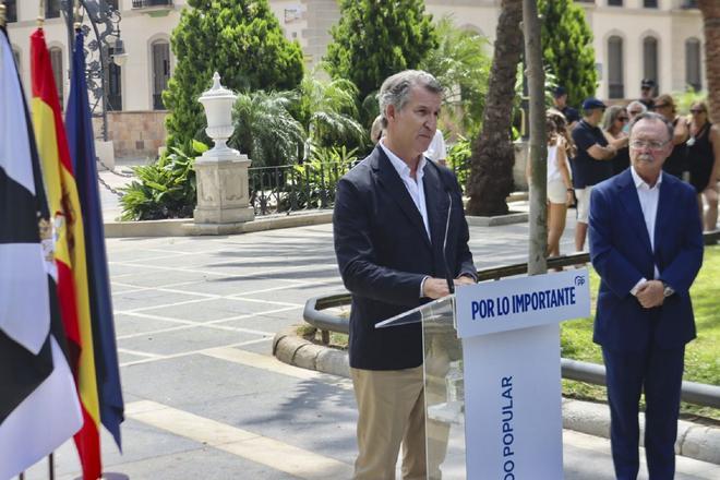 Feijóo califica de "paria" a Sánchez y duda de que el CNI no supiera de la avalancha sobre Ceuta