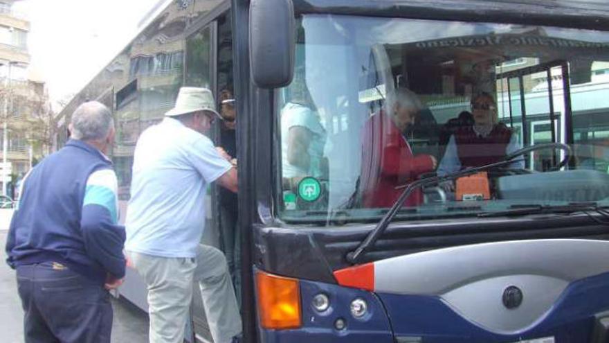 Transporte pondrá 72.000 euros más para mantener el autobús por el interior a La Mata