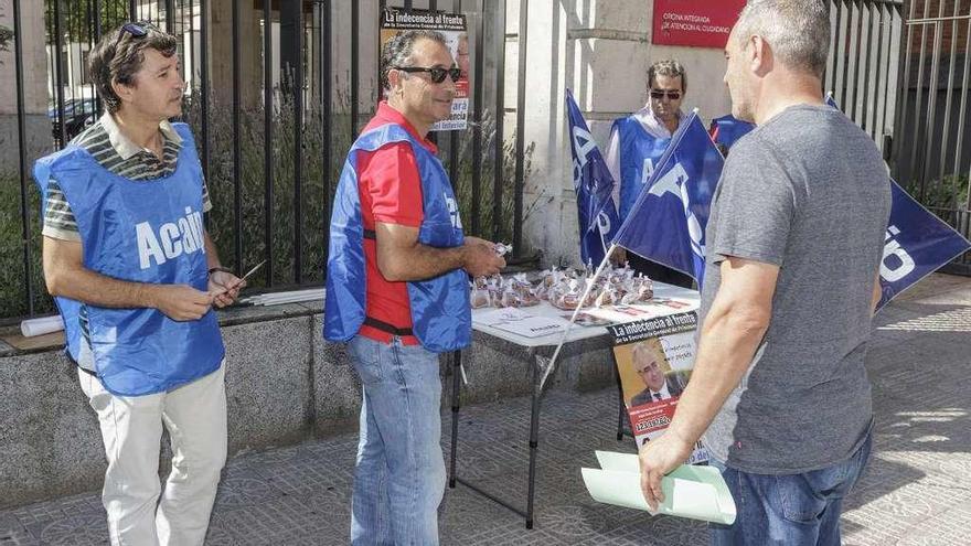 Representantes de Acaip se concentran frente a la Subdelegación del Gobierno de Burgos.