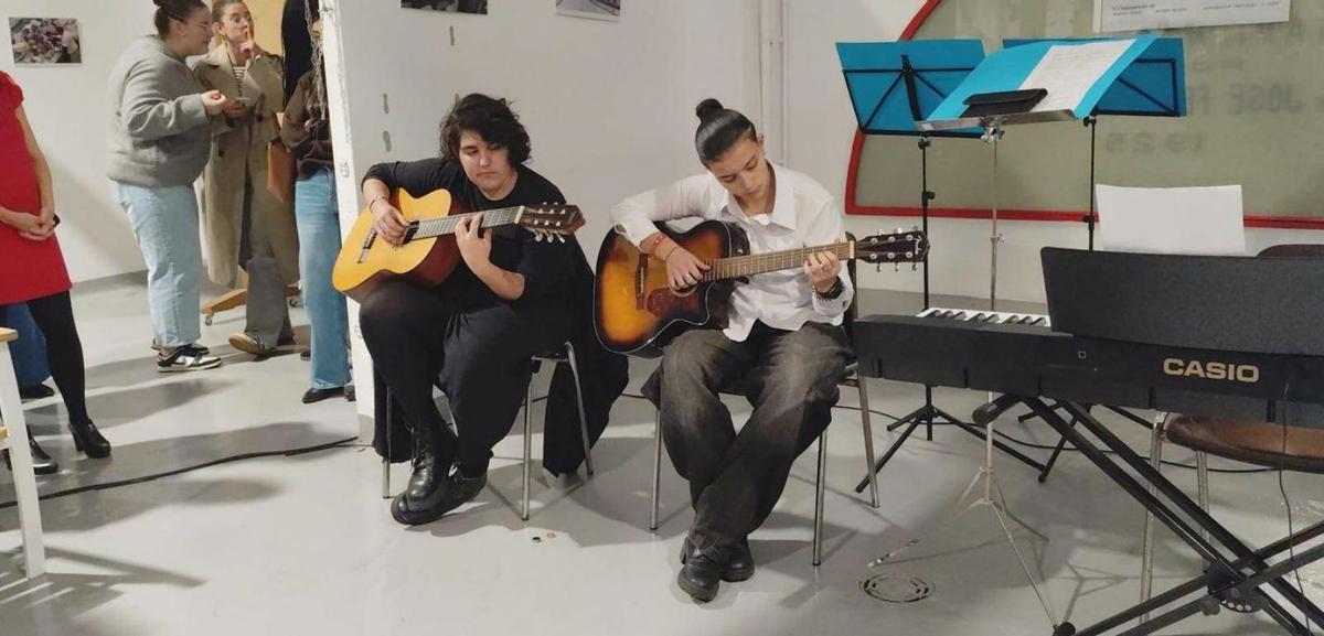 Actuación musical en
la inauguración de la exposición de ciento
años de la plaza de abastos.  |  Santos Álvarez