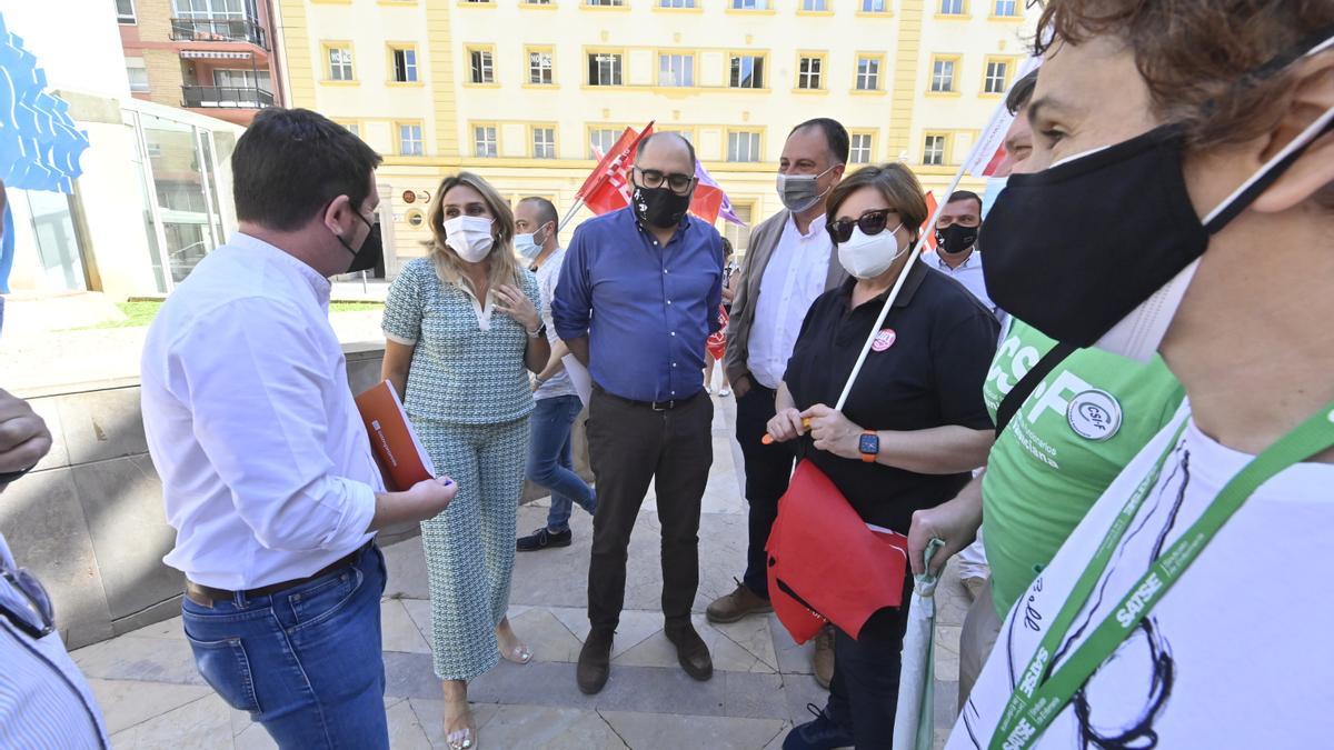 Ignasi Garcia (Compromís) y Salvador Aguilella (PP) mantuvieron un enfrentamiento dialéctico durante la protesta previa al pleno de los sindicatos.