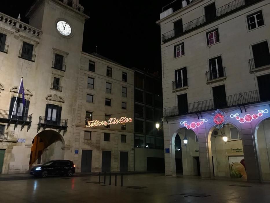 Los arcos de la Rambla y de la plaza del Ayuntamiento, además de otros colocados en barrios, permanecían anoche activados, pese a que el polémico pliego recoge que el alumbrado finaliza el 6 de enero,