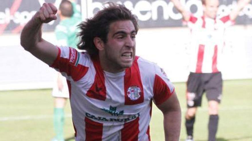 Jorge celebra un gol ante el Villanovense en la fase de promoción.