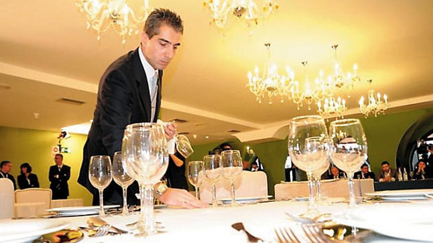 El ganador, Antonio Ventura, profesor del restaurante escuela Melenara, durante una de las pruebas.  I. DEL ROSARIO