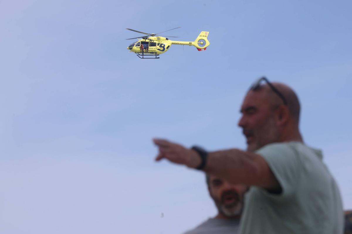 Intensa búsqueda en Salinas del joven Iyán Fariña, desaparecido cuando se bañaba en el mar
