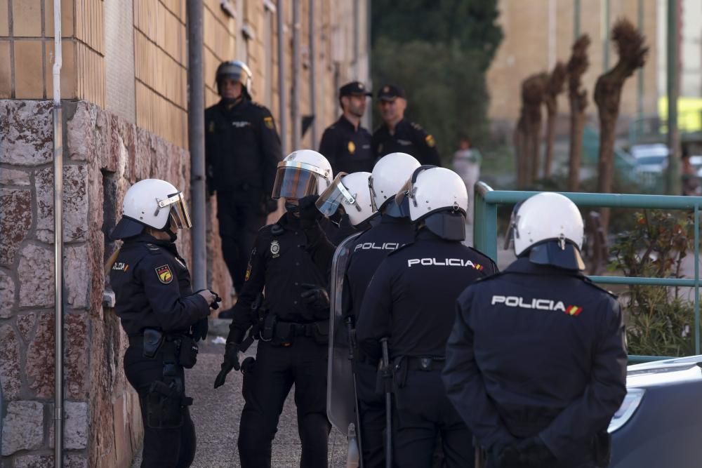 Despliegue policial en Avilés: Veinte agentes detienen a cuatro personas en una operación antidroga