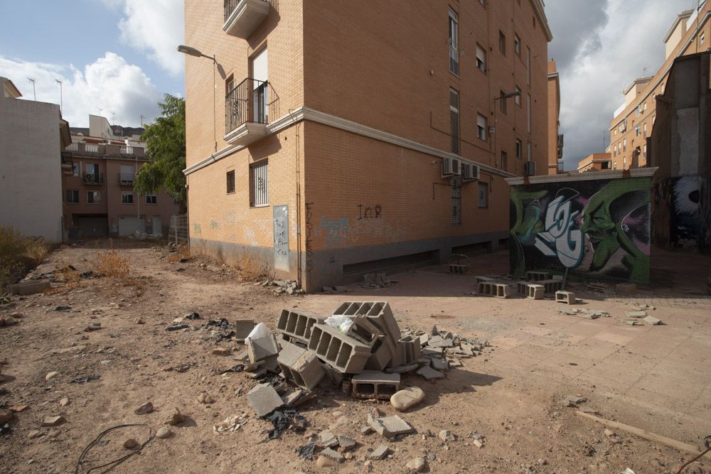 Queja de los vecinos de la Plaza Sant Cristofol de Sagunt, al tener que vivir junto a los restos de una obra parada hace años.