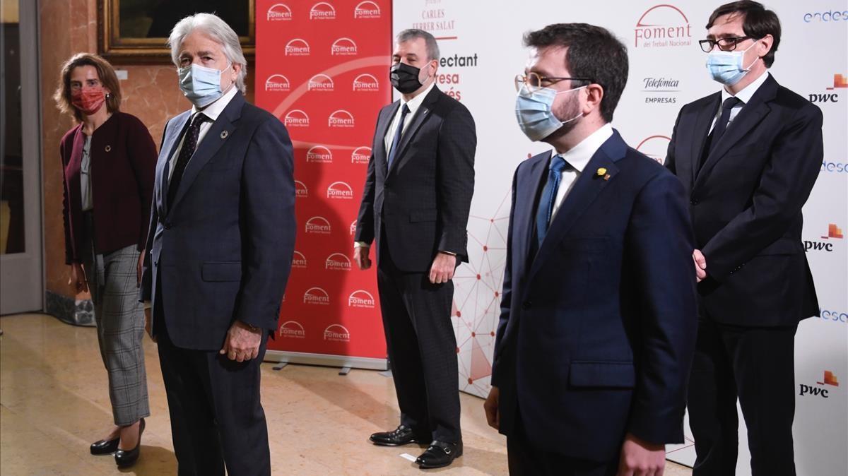 Barcelona 21 12 2020 Economia Las autoridades en torno al president de Foment Josep Sanchez Llibre antes de proceder a la entrega de la XIII edicion de los premios Carles Ferrer Salat Fotografia de Jordi Cotrina Barcelona 21 12 2020 Economia Las autoridades en torno al president de Foment Josep Sanchez Llibre antes de proceder a la entrega de la XIII edicion de los premios Carles Ferrer Salat Fotografia de Jordi Cotrina