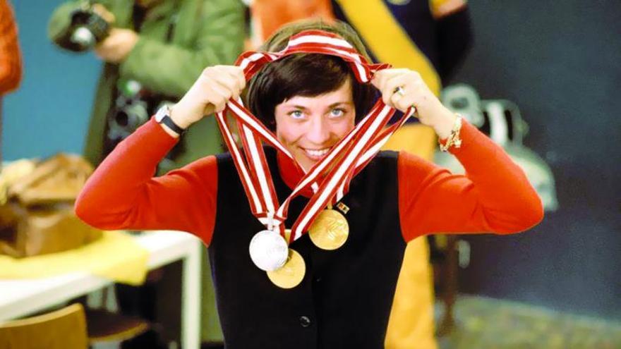 Rosi Mittermaier, con las tres medallas que ganó en Innsbruck.