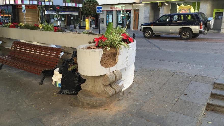 Izquierda Unida critica el mal estado de la plaza de San Gregorio