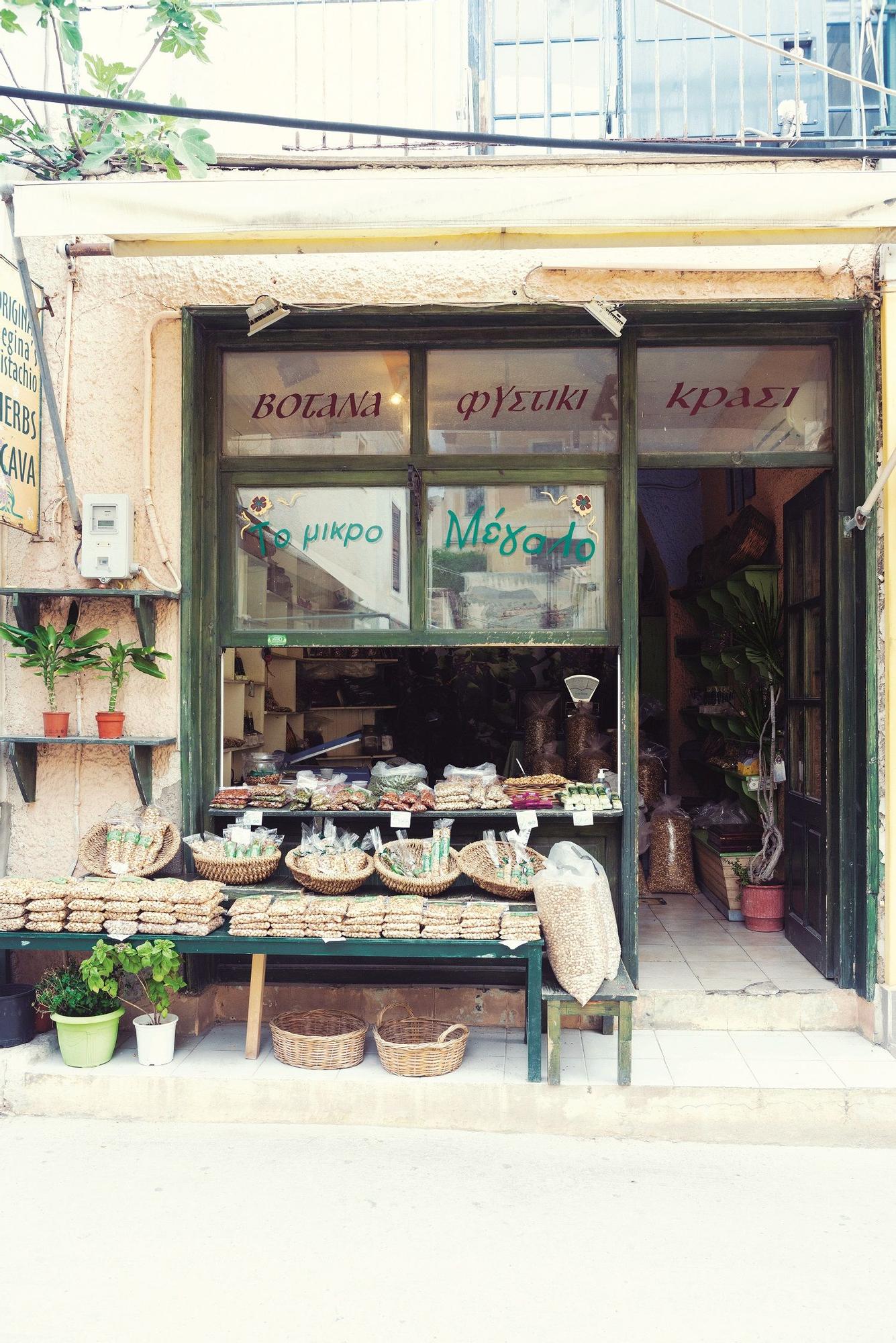 Detalle de una tienda en Egina que vende pistachos.