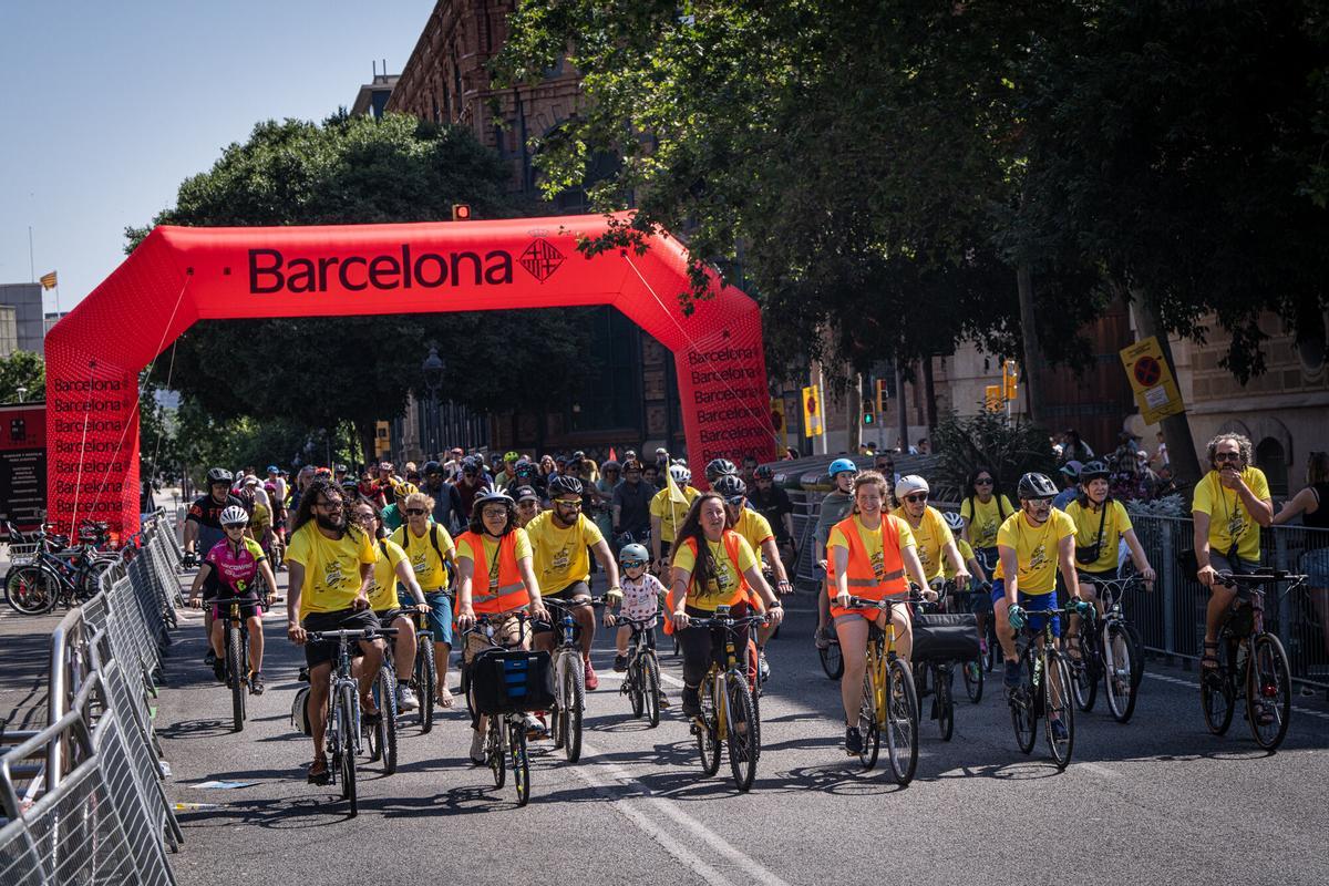 Nueva edición de la Festa de la Bici y la Bicicletada en Barcelona, con el paseo de Lluís Companys convertido, un año más, en punto de encuentro para familias y aficionados al mundo del ciclismo de todas las edades. Un evento que este año ha atraído a cientos de personas y que ha contado con un aliciente añadido: la cuenta atrás hacia la salida del Tour de Francia 2026 desde la capital catalana. Nueva edición de la Festa de la Bici y la Bicicletada en Barcelona, con el paseo de Lluís Companys convertido, un año más, en punto de encuentro para familias y aficionados al mundo del ciclismo de todas las edades. Un evento que este año ha atraído a cientos de personas y que ha contado con un aliciente añadido: la cuenta atrás hacia la salida del Tour de Francia 2026 desde la capital catalana.