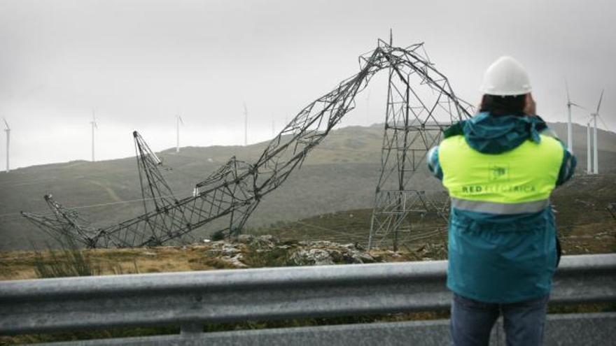Temporal en Galicia | El viento derriba 4 torretas de alta tensión en Deza