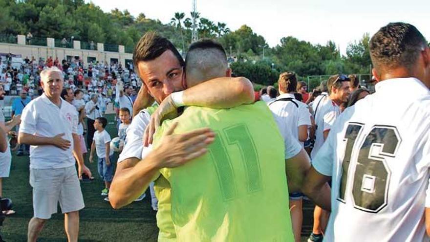 Los jugadores del Llosetense celebran eufóricos el ascenso a Segunda B el pasado sábado.