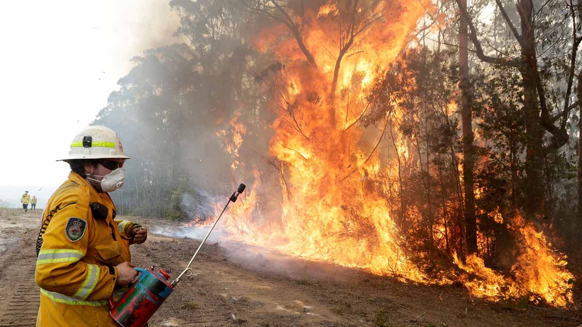 Incendio forestal atrapa a 4 mil personas en un pueblo de Australia