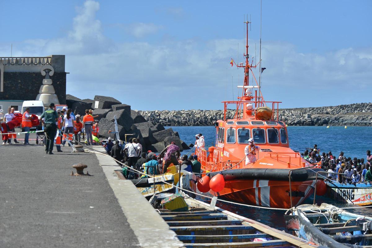 Imagen de archivo de la llegada de una patera al muelle de La Restinga en El Hierro, Islas Canarias (España).