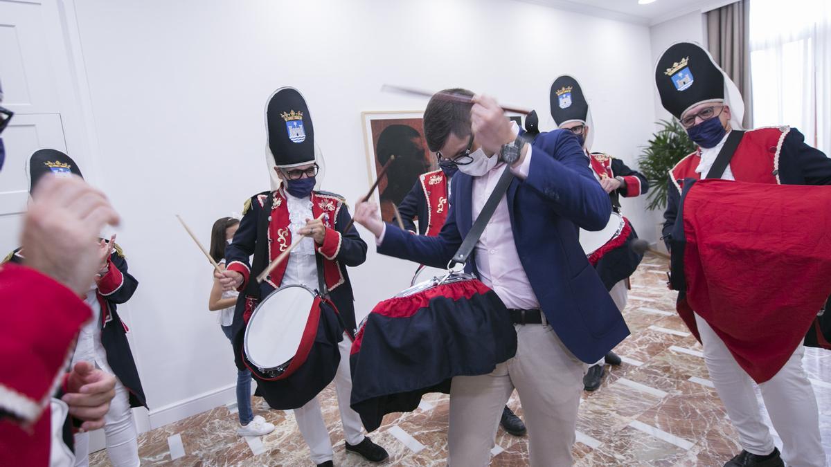 El Tio de la Porra de Gandia da la bienvenida a las fiestas