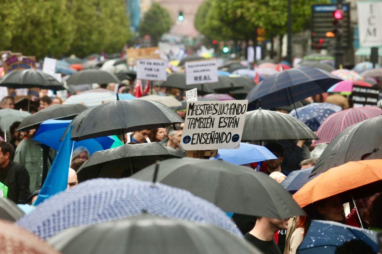 EN IMÁGENES: Así fue la gran manifestación de profesores por la enseñanza pública asturiana