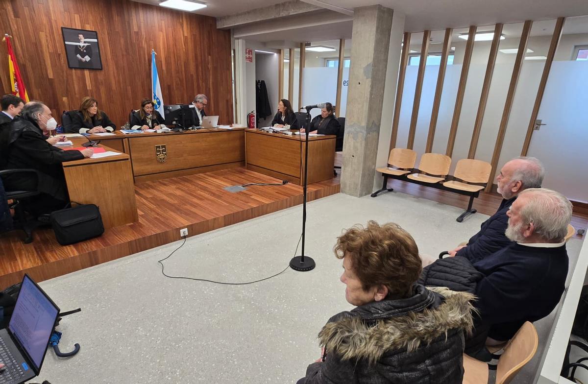 Los acusados de adueñarse de la herencia de su sobrino, esta mañana en la Ciudad de la Justicia.