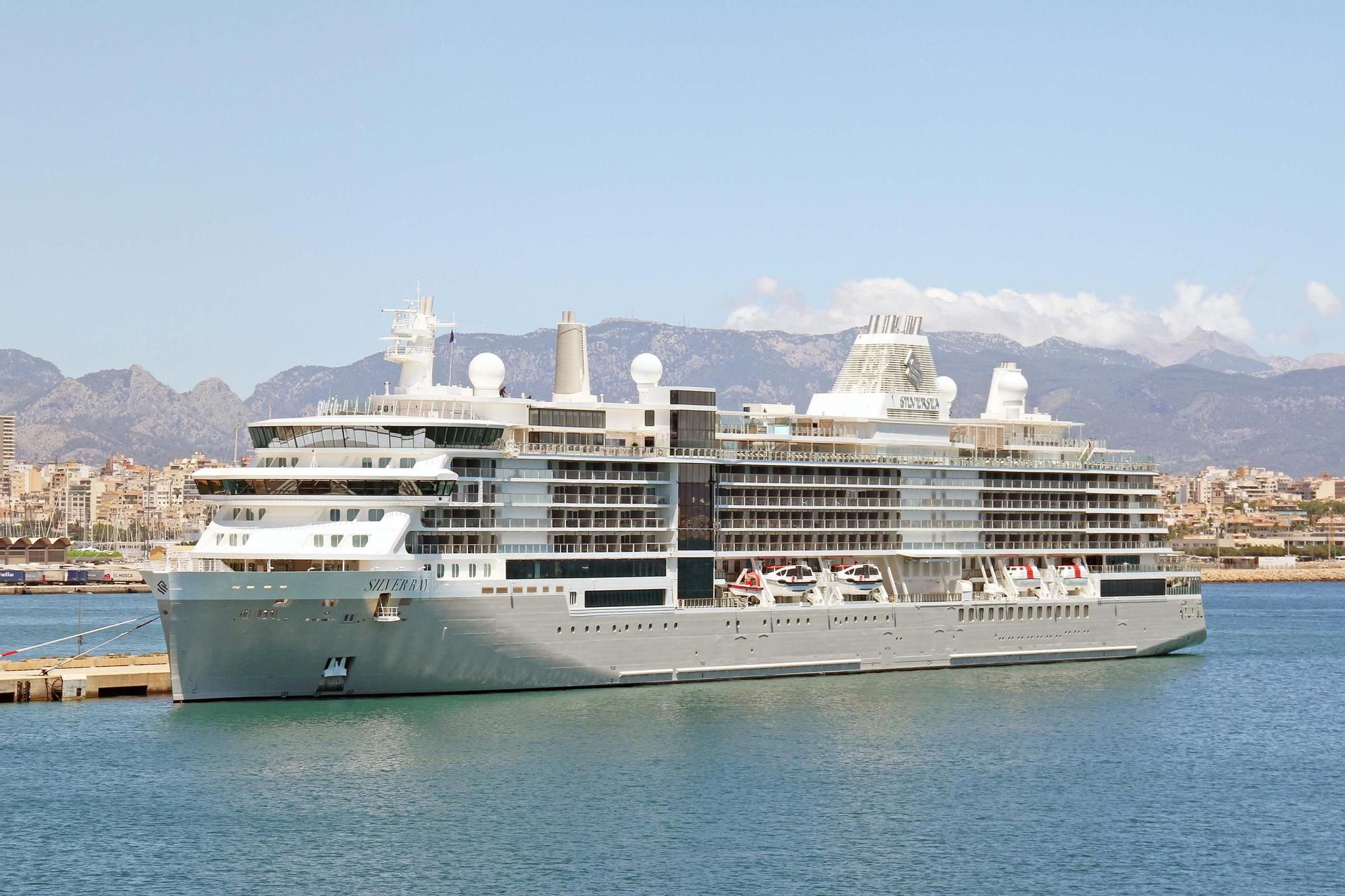 El Silver Ray atracado en los muelles de Poniente.