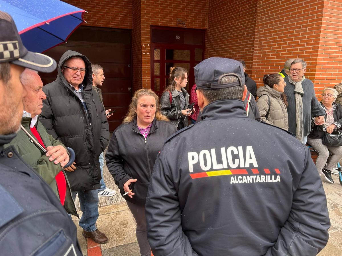 La hija de Antonia habla con un agente de la Policía Local de Alcantarilla