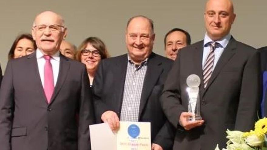 Josep Suñé, al centre, en la recepció d&#039;un guardó internacional