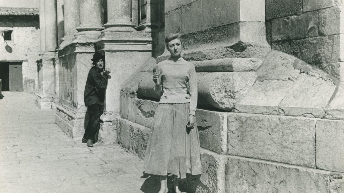 Una jove Carme Trèmols i Jordi Soler compartint escena durant el rodatge de la pel·lícula &quot;Roc&quot;, l'any 1958