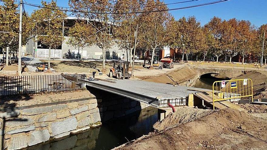 Treballs d&#039;urbanització de l&#039;entorn de la zona esportiva de Sant Joan de Vilatorrada, a tocar del canal