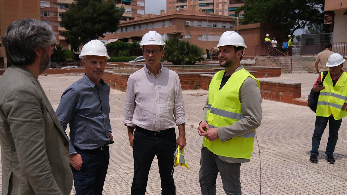 Visita del alcalde de Tarragona, Rubén Viñuales, a las obras de remodelación de la plaza de la Cinquena Promoció, en Sant Pere i Sant Pau.