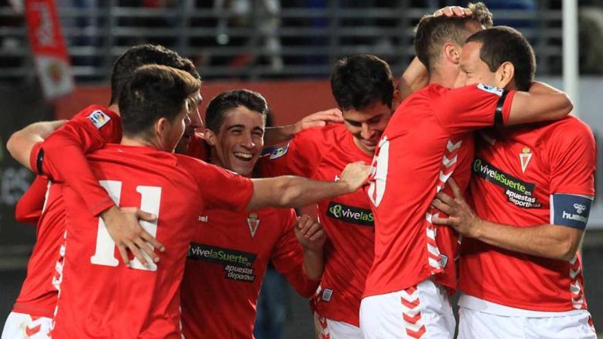 Joseba Garmendia es felicitado por sus compañeros tras conseguir el segundo gol del Real Murcia en Nueva Condomina.