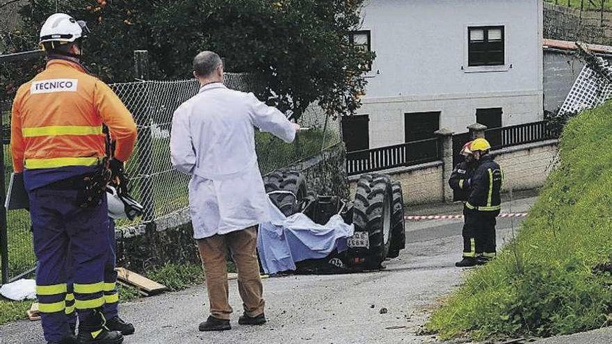 El accidente del tractor que causó el fallecimiento del octogenario de Valga. // Noé Praga