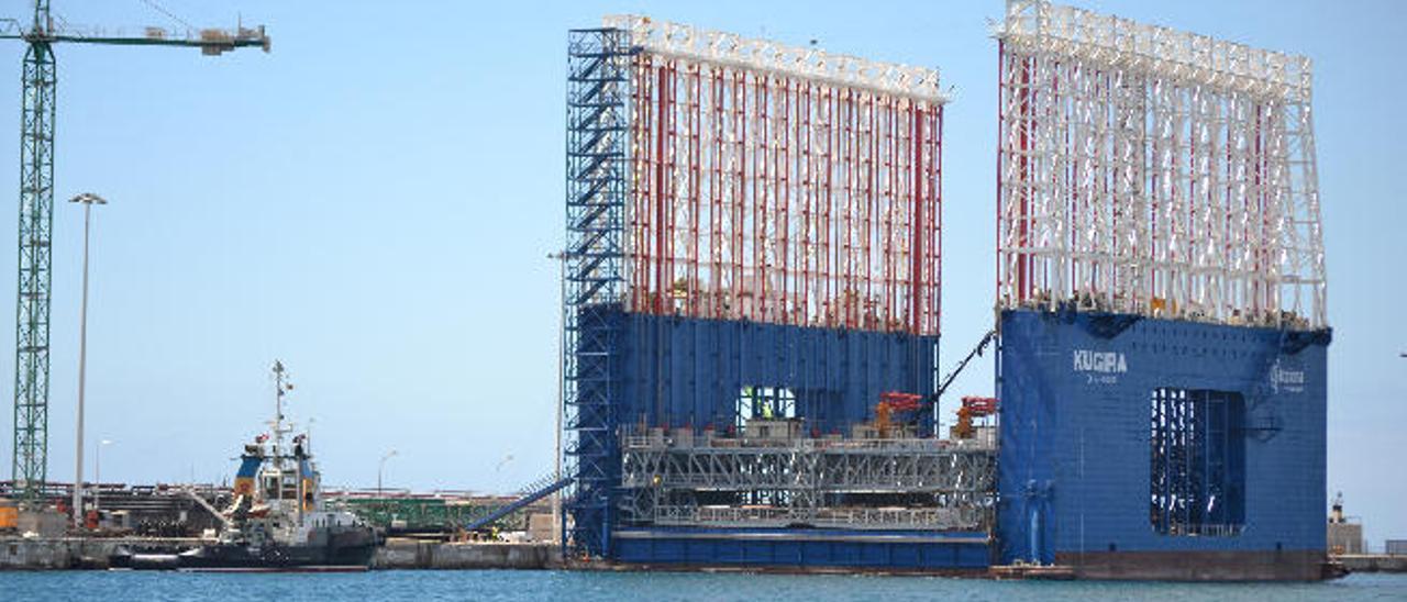 El dique flotante cajonero Kugira, ayer tras atracar en el muello de Los Mármoles de Arrecife.