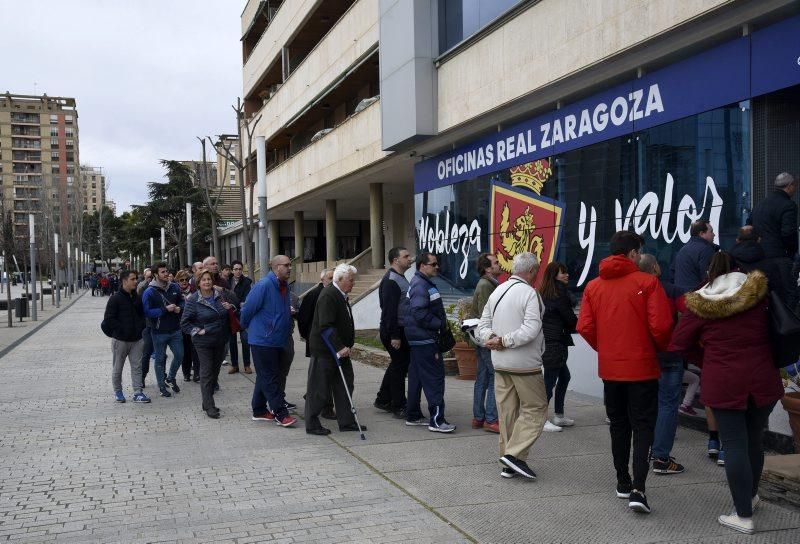 Largas colas para adquirir entradas para el derbi aragonés