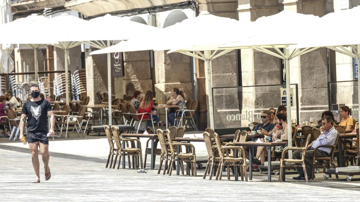 Panorámica de terrazas de la plaza Mayor de Cáceres.