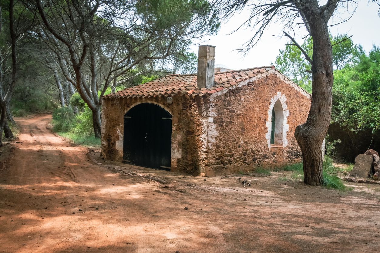 Por el camino puedes encontrar construcciones típicas de Menorca.