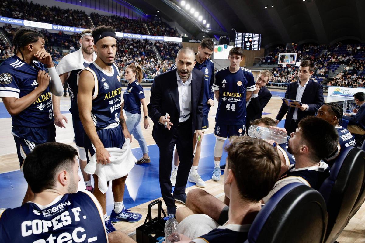 Javi Rodríguez da instrucciones a sus jugadores durante un tiempo muerto en el Palacio de los Deportes.