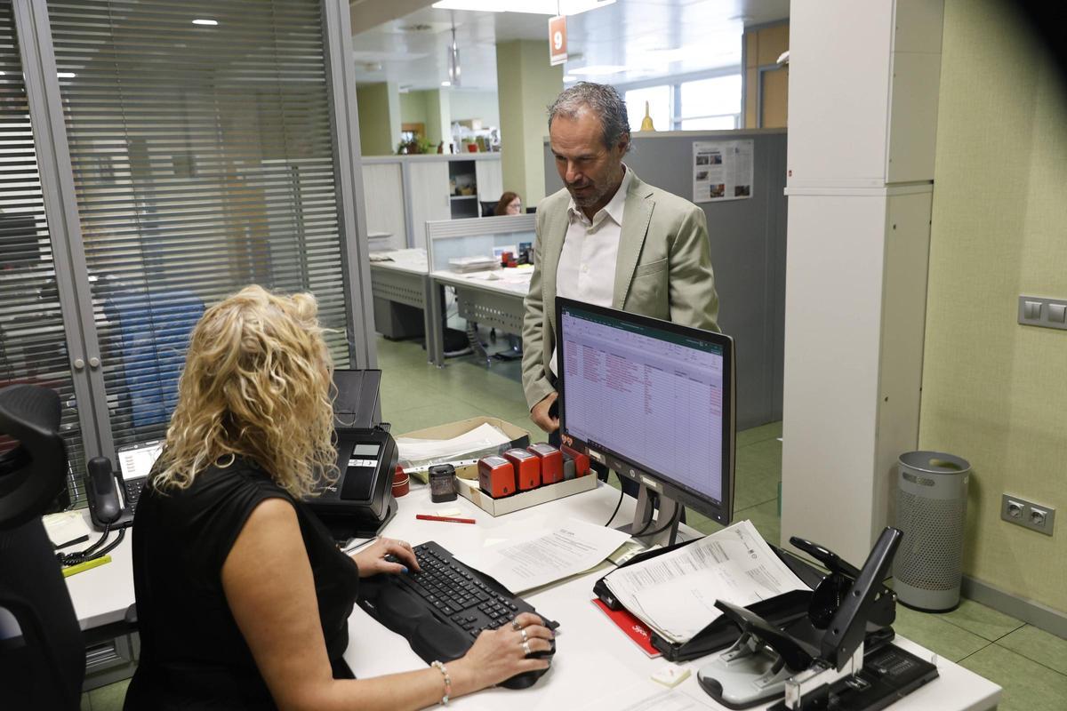 Luis Ángel Benavente, gerente de Emvisa, con una de las trabajadoras.