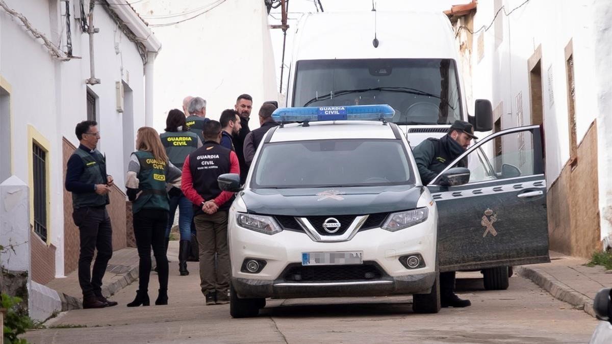 Registro en una casa de El Campillo (Huelva), tras la muerte de Laura Luelmo.