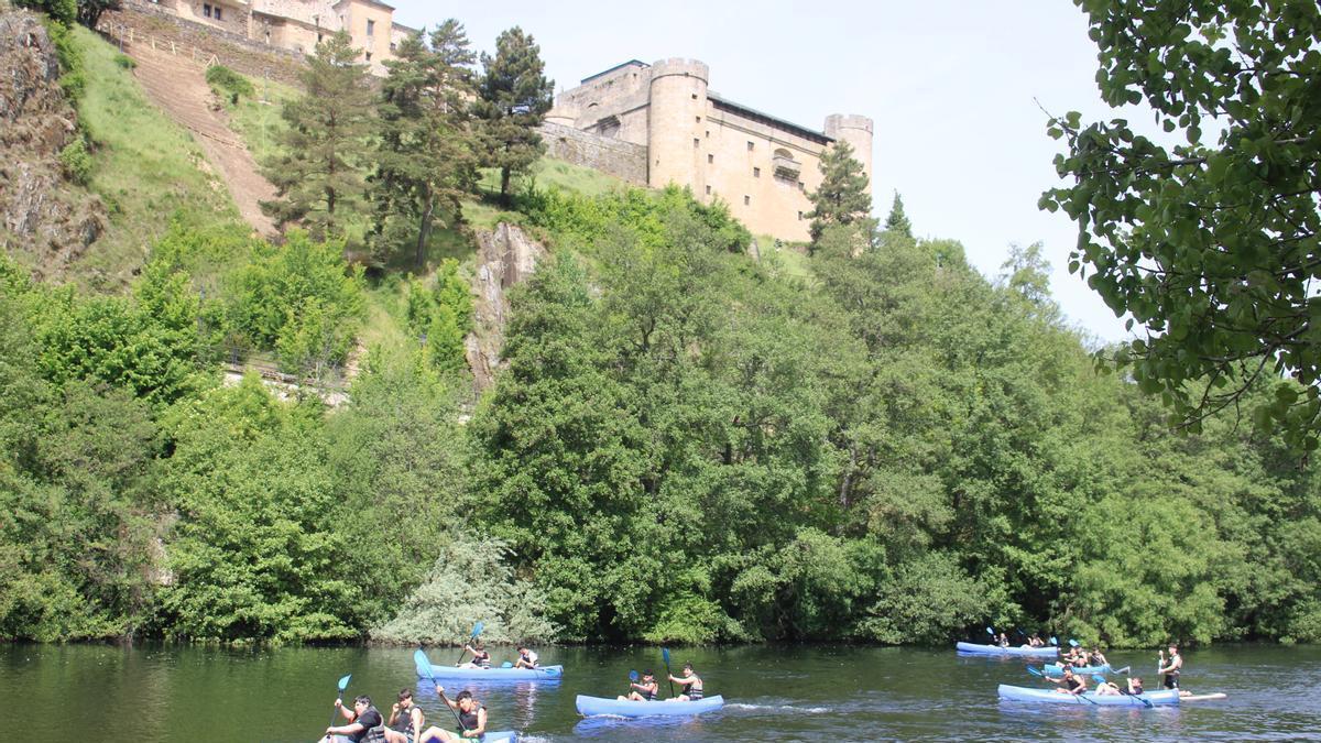 Piraguas en el río Tera a su paso bajo el castillo de Puebla